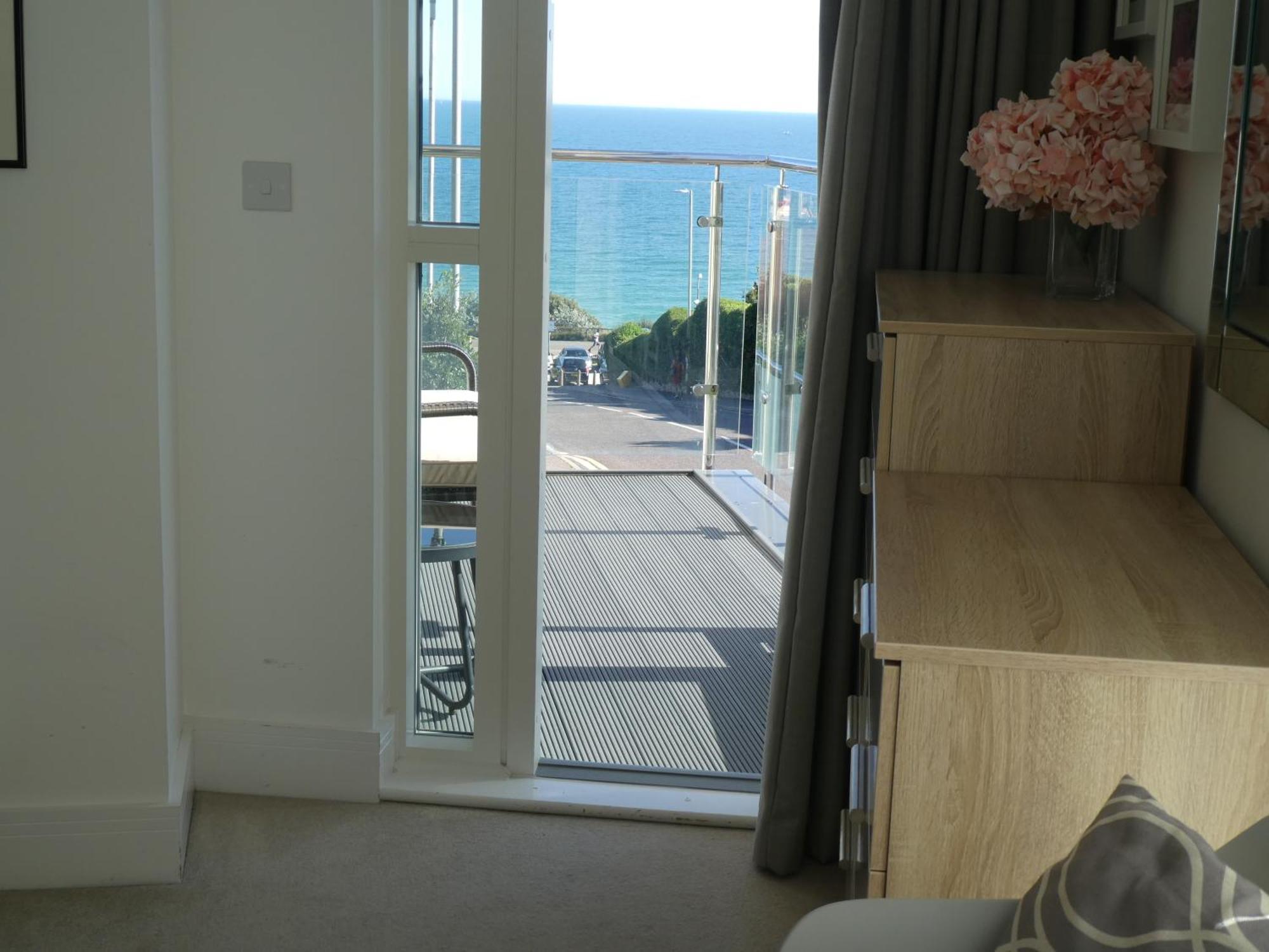 Seaview West Coast - Exceptional - 2 Bedrooms Sleeps 5 -Stunning Sea Views - 500 Metres To Beach Bournemouth Exterior foto