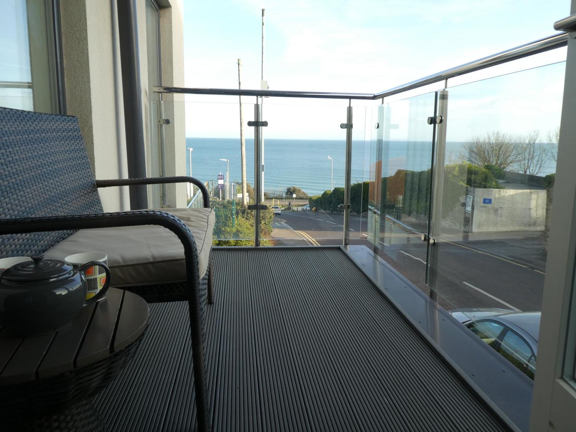 Seaview West Coast - Exceptional - 2 Bedrooms Sleeps 5 -Stunning Sea Views - 500 Metres To Beach Bournemouth Exterior foto